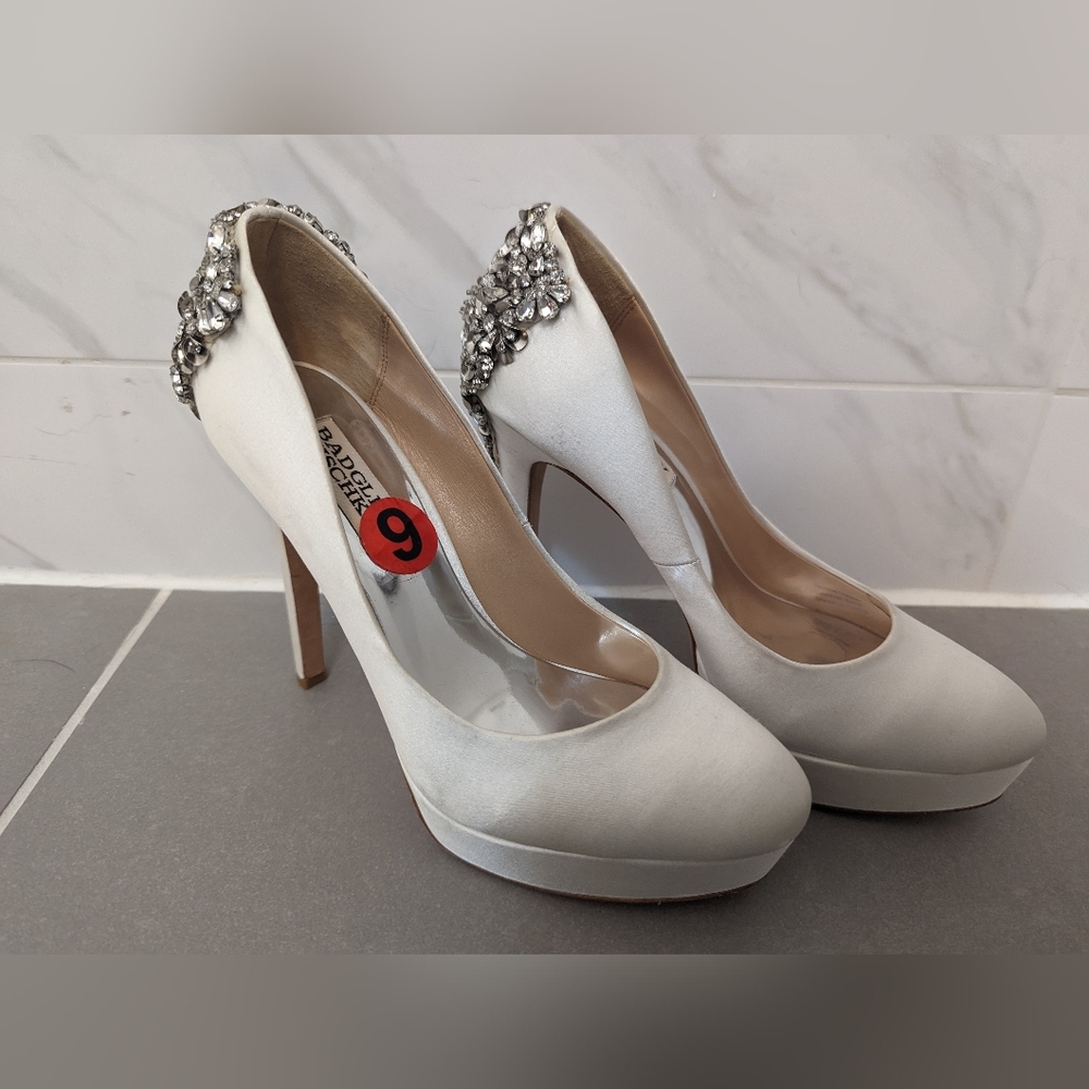 Badgley Mischka White Satin Platform Wedding Heel Embellished Heel Size 6
